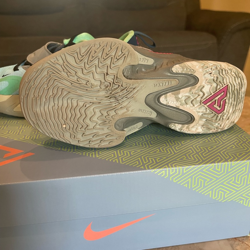 Nike Freak 4 SE (PS) size 1Y